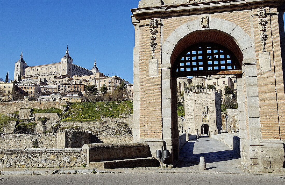 Alcántara-Brücke über den Tejo mit dem Alcázar im Hintergrund. Toledo. Spanien