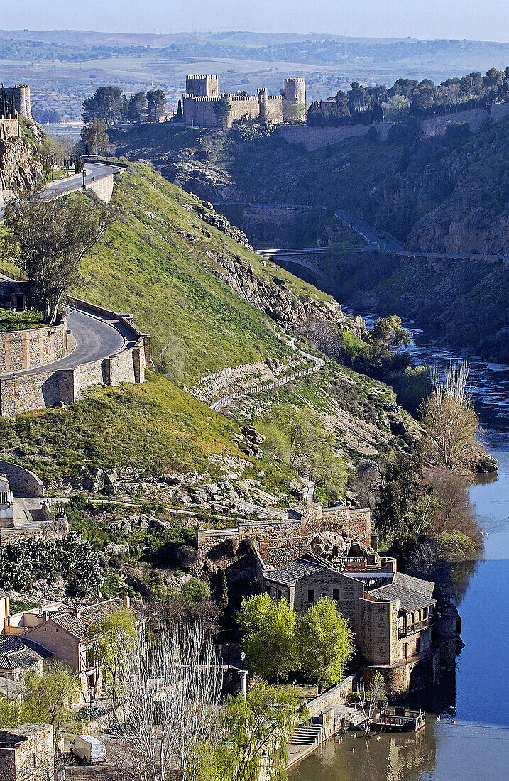 Der Fluss Tejo und die Burg San Servando im Hintergrund. Toledo. Spanien