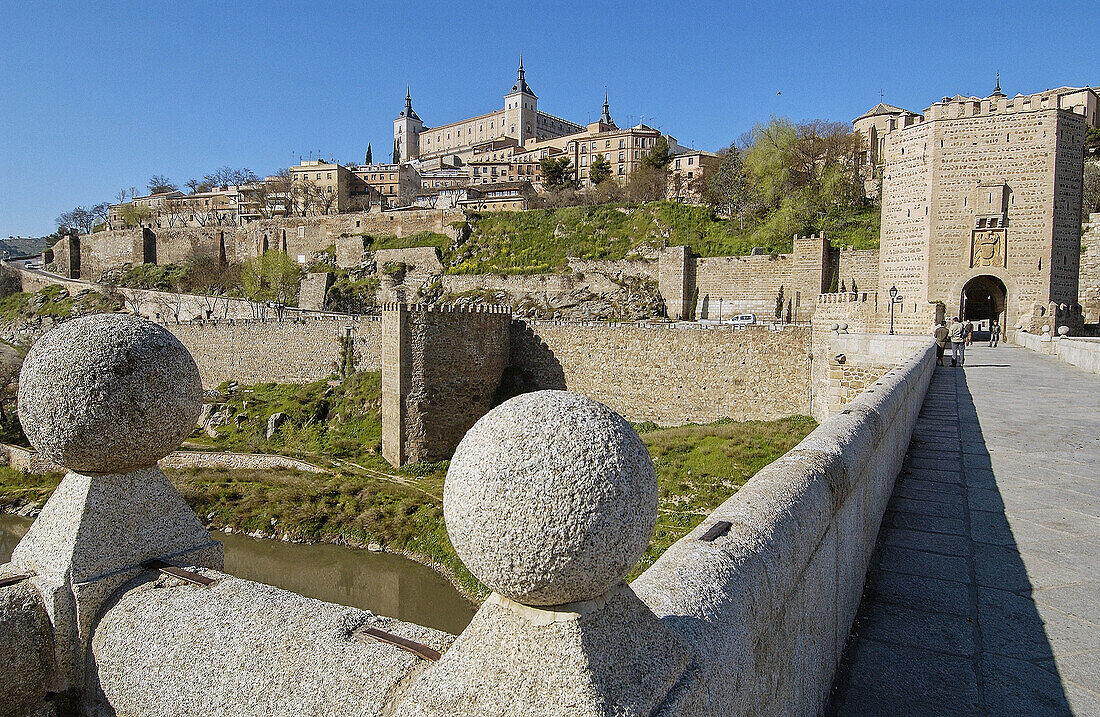 Alcántara-Brücke über den Tejo mit dem Alcázar im Hintergrund. Toledo. Spanien