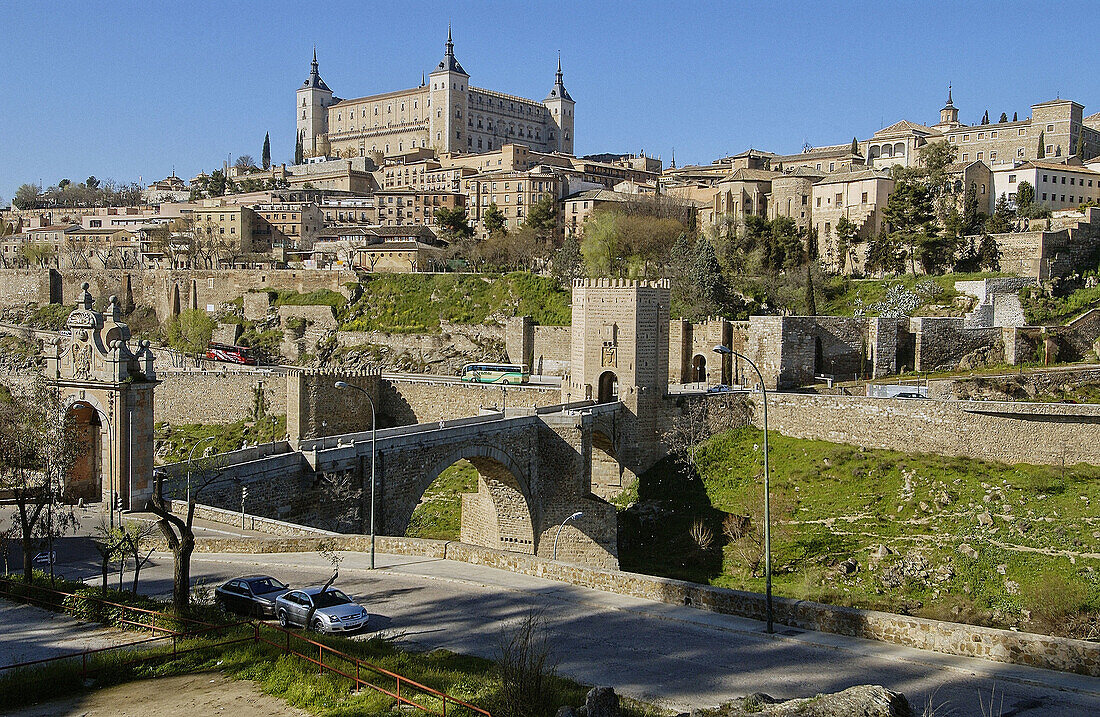 Alcántara-Brücke über den Tejo mit dem Alcázar im Hintergrund. Toledo. Spanien