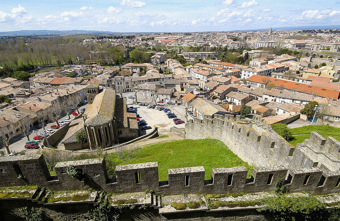 Die Kirche St. Gimer in La Cité, der mittelalterlichen Festungsstadt von Carcassonne. Aude, Languedoc-Roussillon, Frankreich