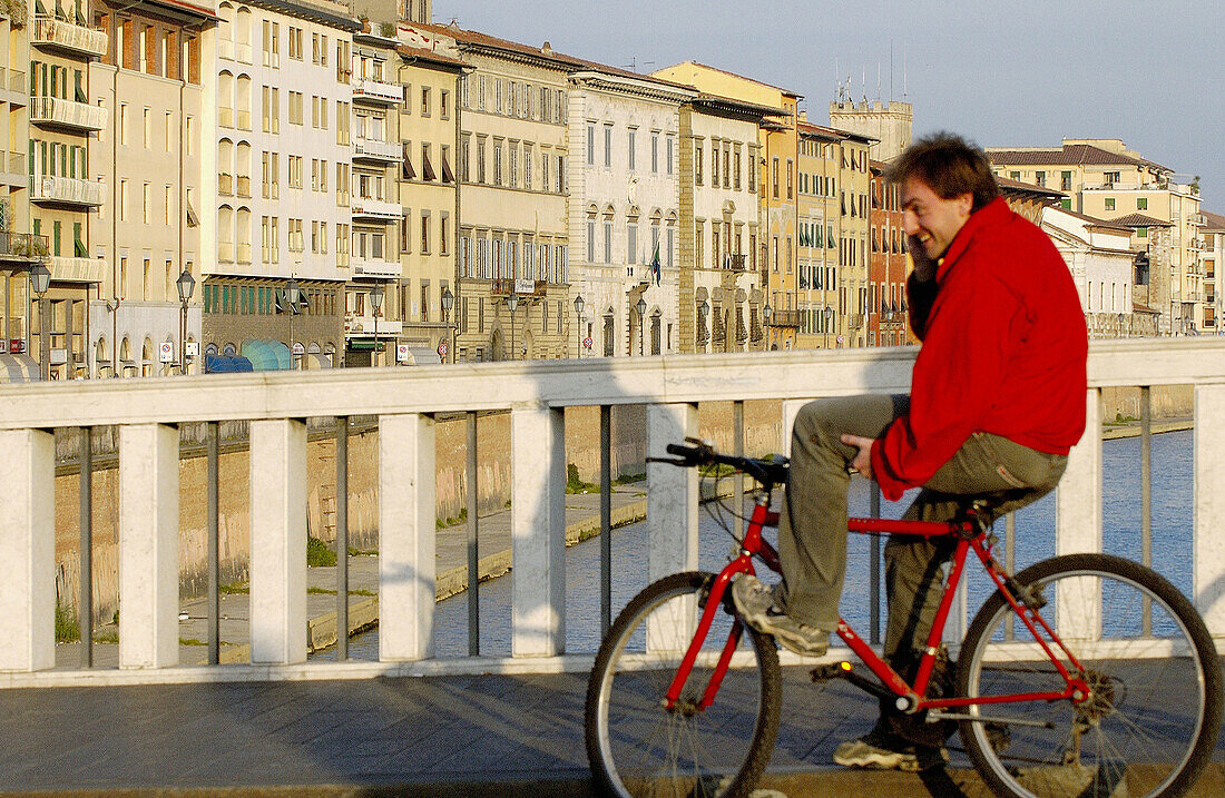 Mann mit Fahrrad an der Ponte di Mezzo, Lungarno Mediceo (Flaniermeile am Arno). Pisa. Toskana, Italien