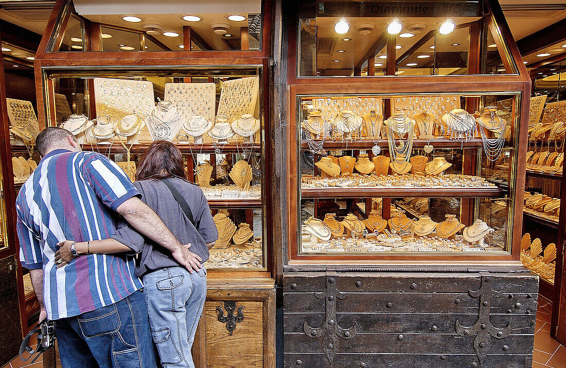 Juweliergeschäft in der Ponte Vecchio-Brücke. Florenz. Toskana, Italien