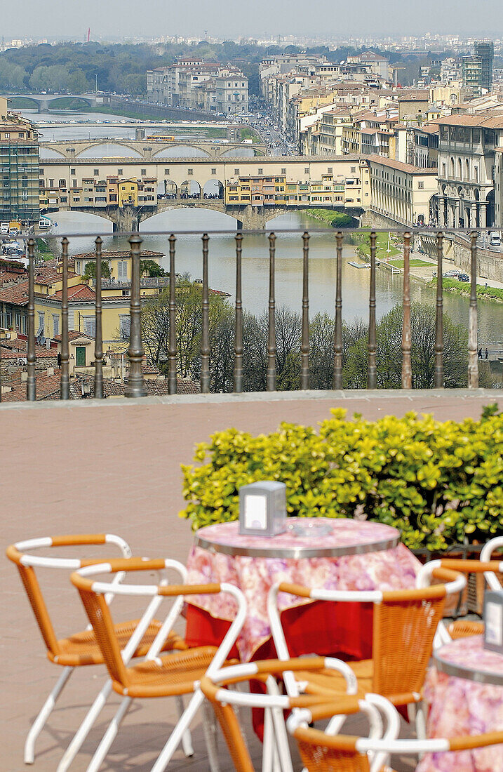 Der Arno von der Piazzale Michelangelo aus gesehen. Florenz. Toskana, Italien