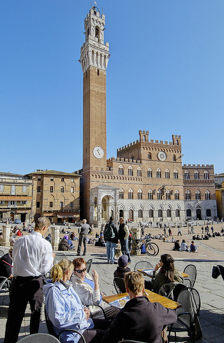 Palazzo Pubblico (Sitz der Stadtverwaltung) und Torre del Mangia an der Piazza del Campo. Siena. Toskana, Italien