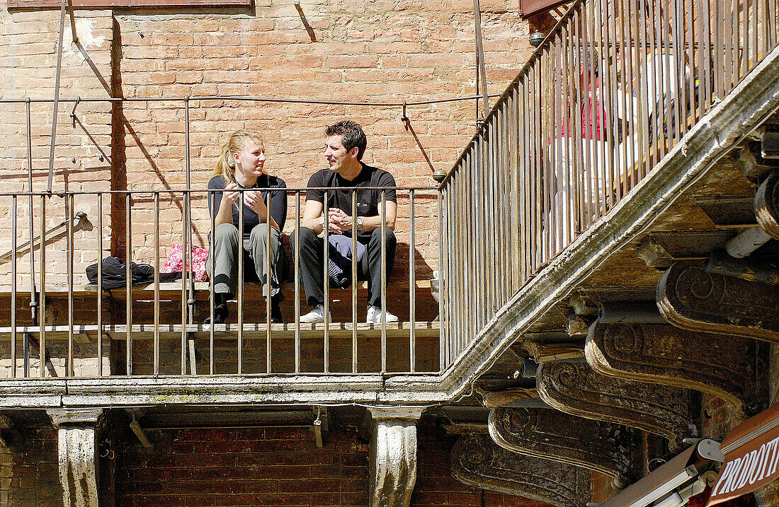 Pärchen im Gespräch. Piazza del Campo. Siena. Toskana, Italien