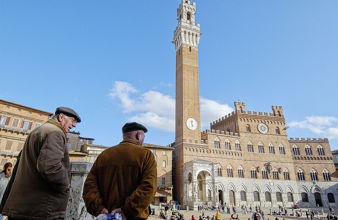 Palazzo Pubblico (Sitz der Stadtverwaltung) und Torre del Mangia an der Piazza del Campo. Siena. Toskana, Italien