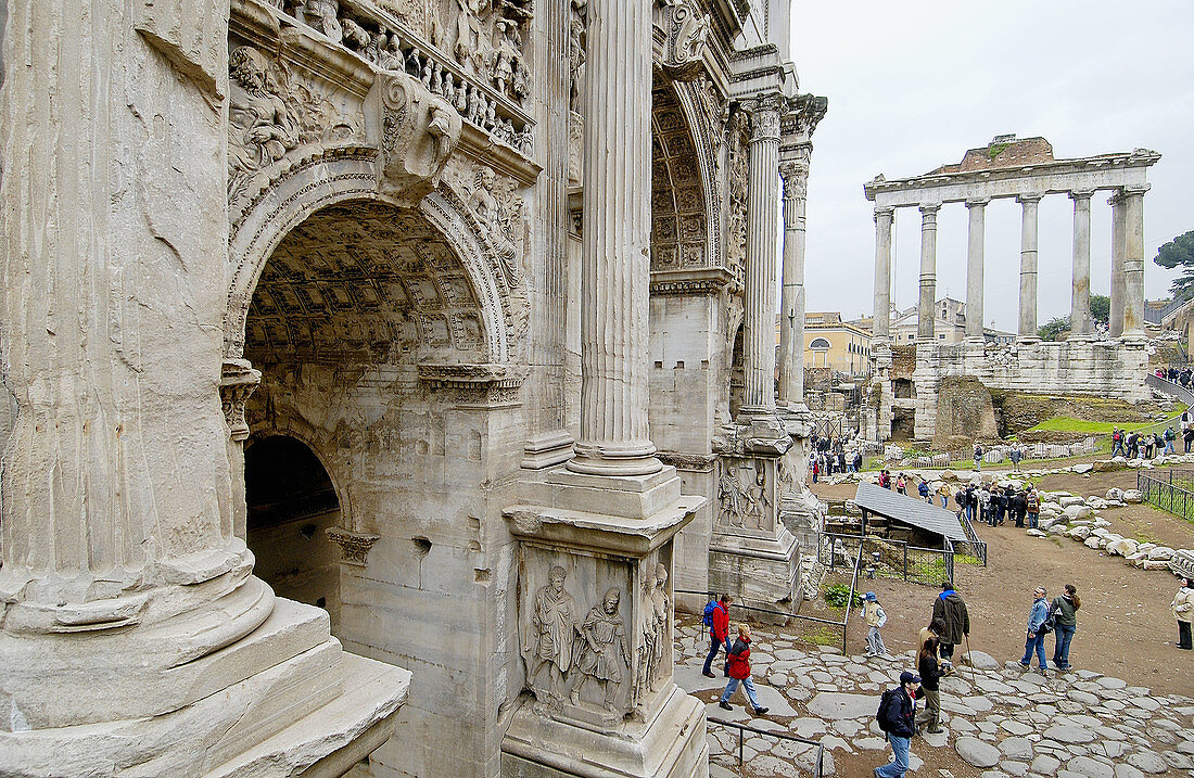 Bogen des Septimius Severus und Saturntempel im Hintergrund, Forum Romanum. Rom. Italien