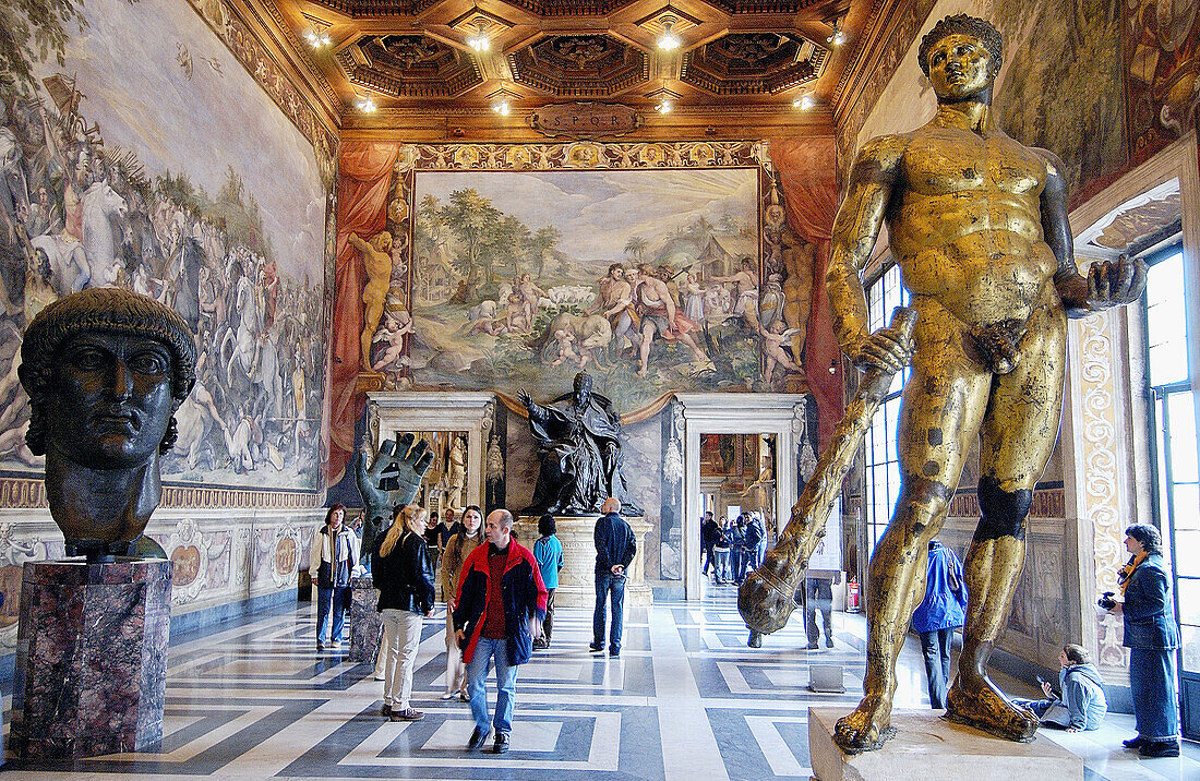 Goldene Bronzestatue des Herkules (2. Jahrhundert v. Chr.) im Saal Orazi e Curiazi, Kapitolinisches Museum. Rom. Italien