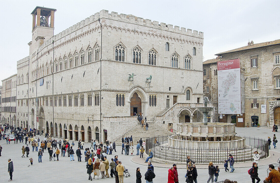 Palazzo dei Priori (aka Palazzo Comunale, town hall) and Fontana Maggiore in Piazza Quattro Novembre. Perugia. Umbria, Italy