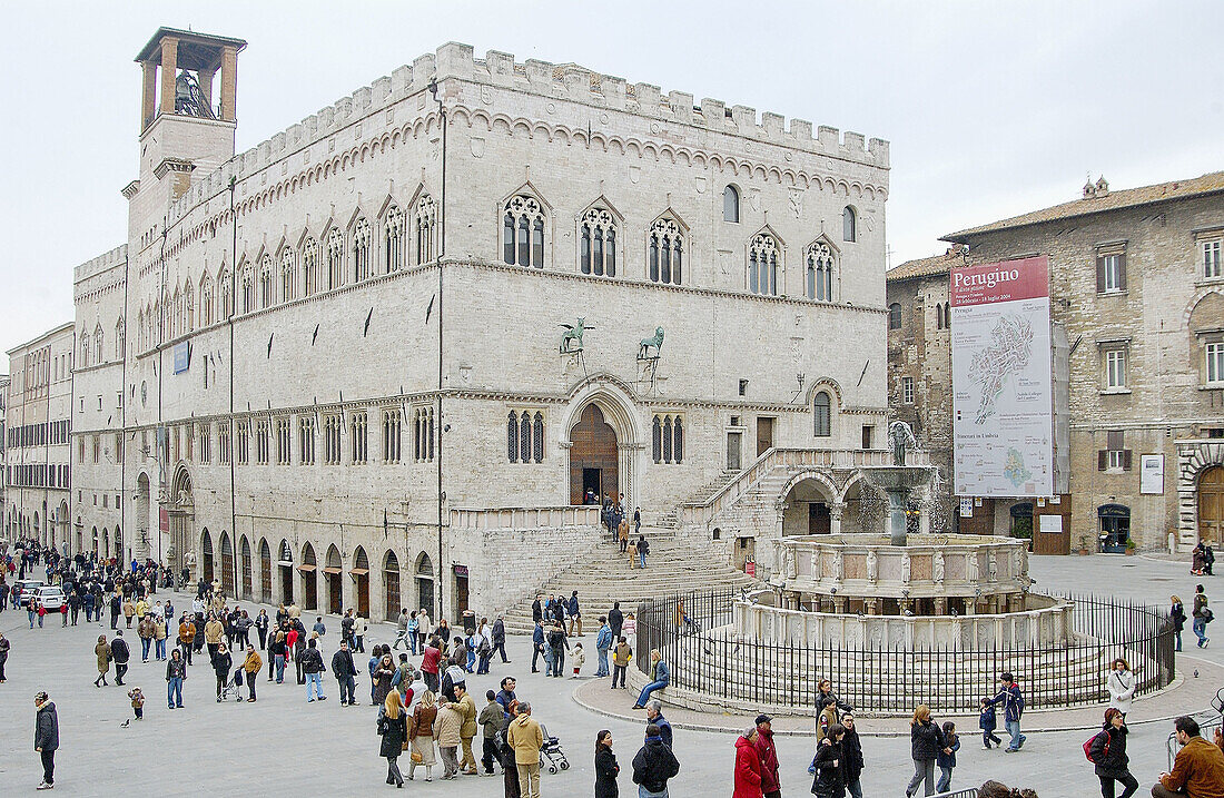 Palazzo dei Priori (auch bekannt als Palazzo Comunale, Rathaus) und Fontana Maggiore auf der Piazza Quattro Novembre. Perugia. Umbrien, Italien