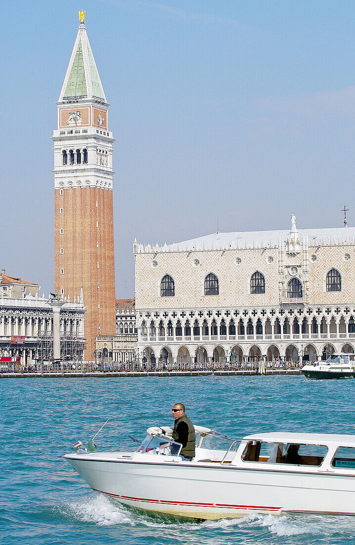 Markusplatz und Dogenpalast in Riva degli Schiavoni. Venedig. Venetien, Italien