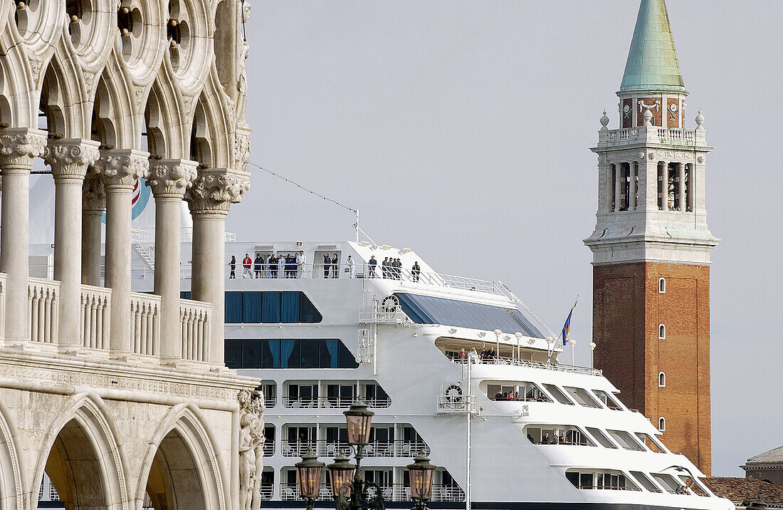 Kreuzfahrtschiff zwischen dem Dogenpalast und dem Turm der Kirche San Giorgio Maggiore. Venedig. Venetien, Italien