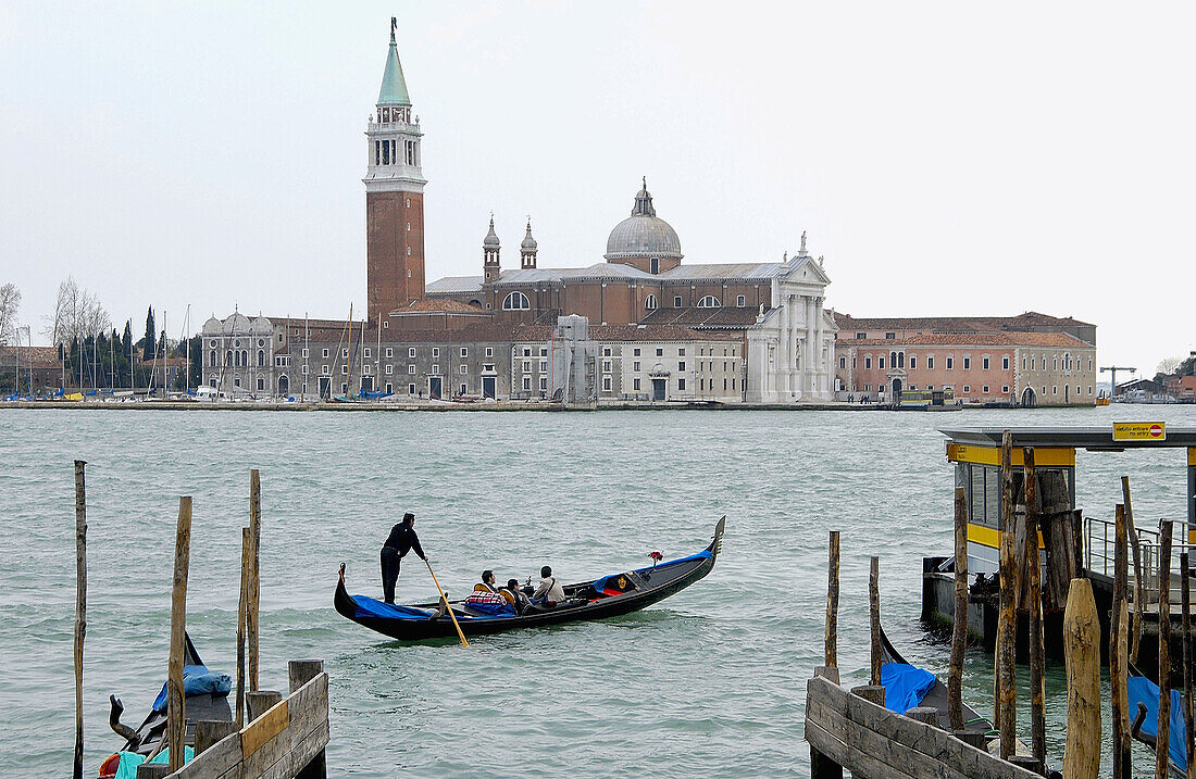 Gondel an der Riva degli Schiavoni mit der Kirche San Giorgio Maggiore im Hintergrund. Venedig. Venetien, Italien