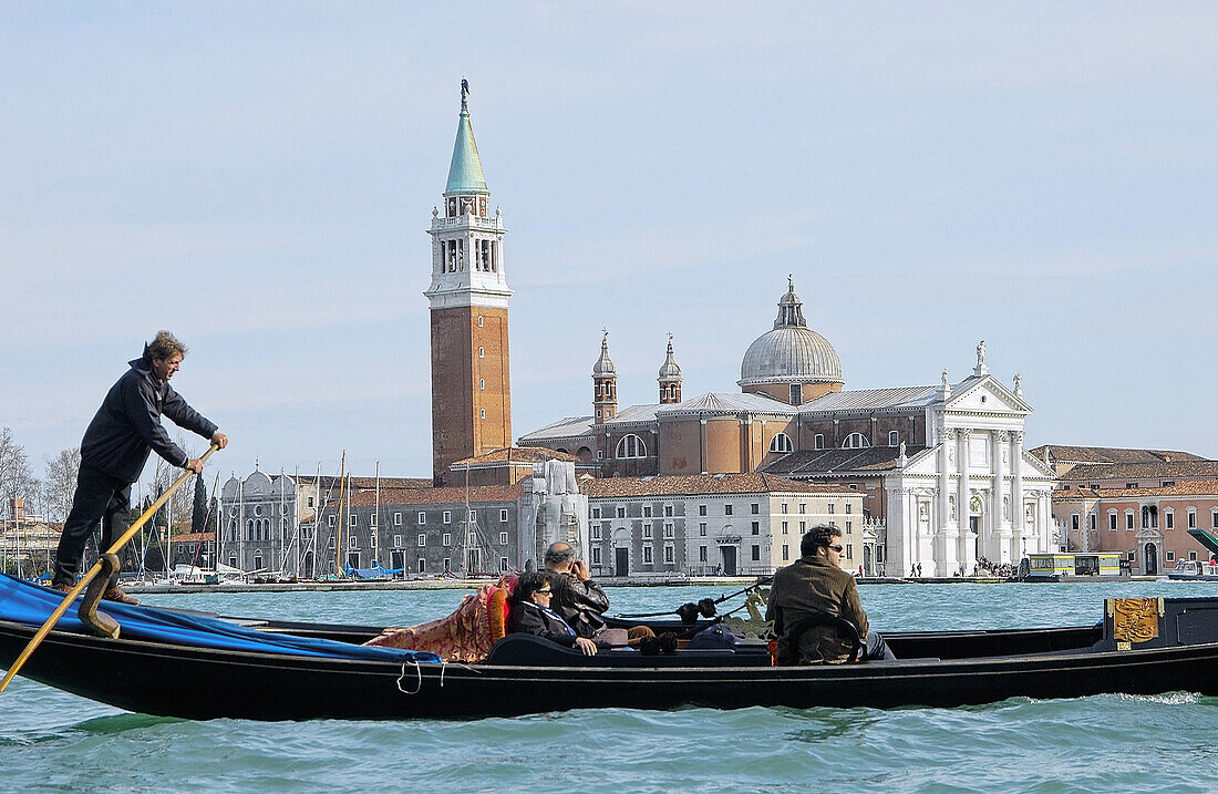 Gondel und die Kirche San Giorgio Maggiore im Hintergrund. Venedig. Venetien, Italien