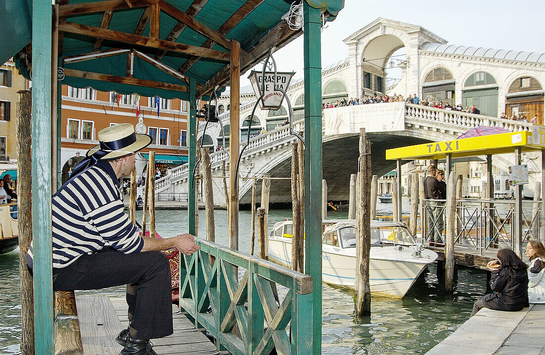 Rialtobrücke am Canal Grande. Venedig. Venetien, Italien