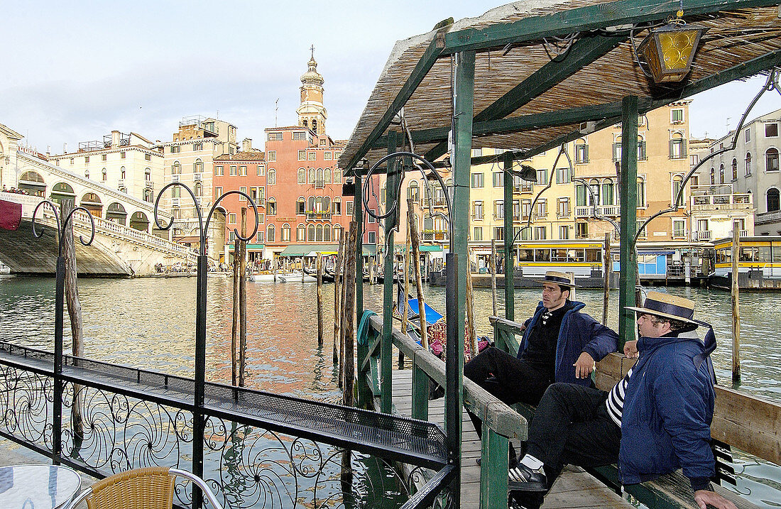 Rialtobrücke am Canal Grande. Venedig. Venetien, Italien