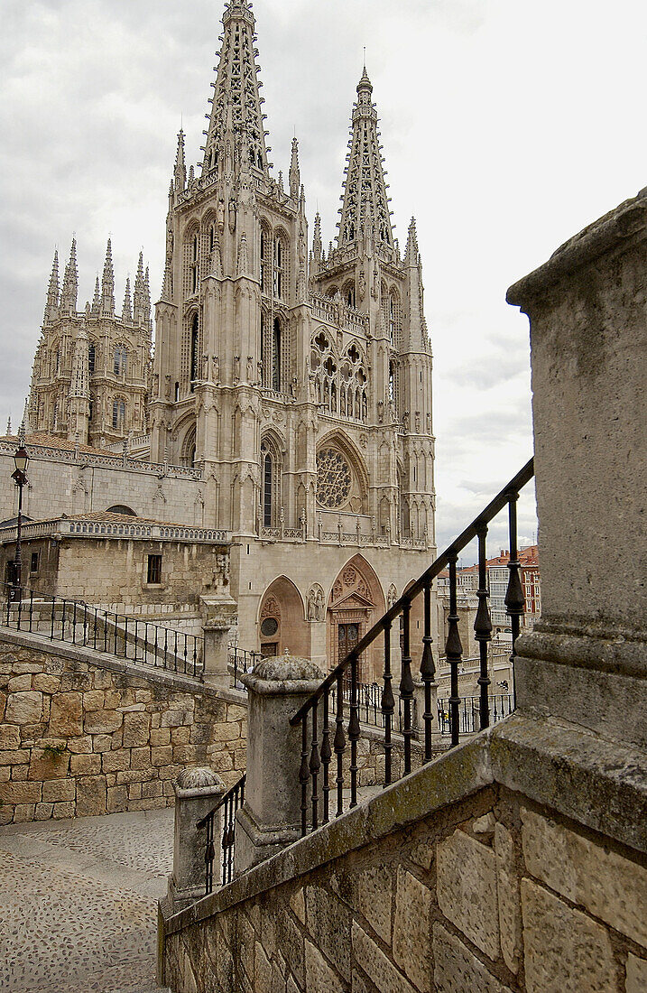 Hauptfassade der Kathedrale. Platz Santa María. Burgos. Kastilien und León. Spanien