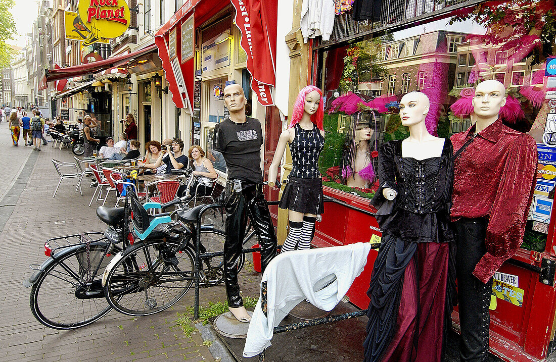 Bars und Geschäfte am Oudezijds Voorburgwal. Amsterdam, Niederlande