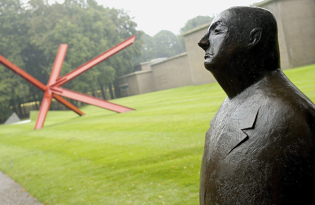 Monsieur Jacques von Oswald Wenckebach und K-Piece von Mark di Suvero im Hintergrund, Garten des Kröller-Müller Museums, Het Nationale Park De Hoge Veluwe. Gelderland, Niederlande