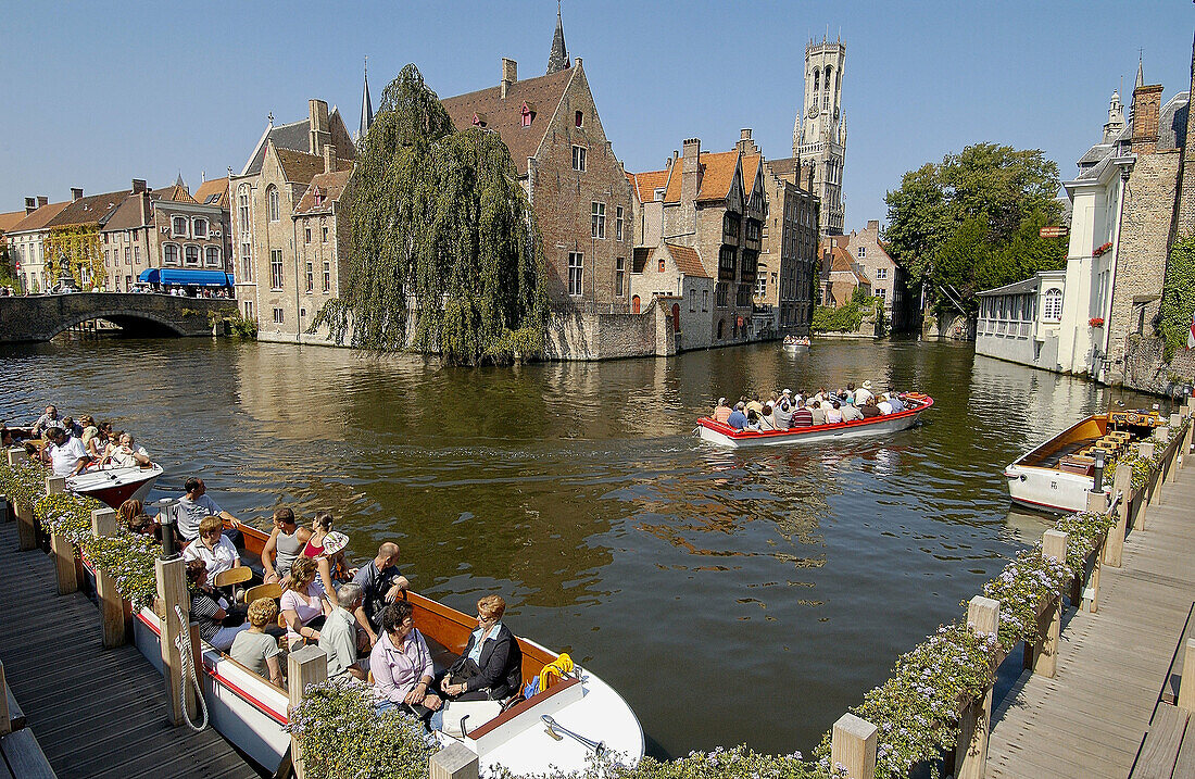 Touristen auf Boot bei Groenerei und Rozenhoedkaai. Brügge. Flandern, Belgien