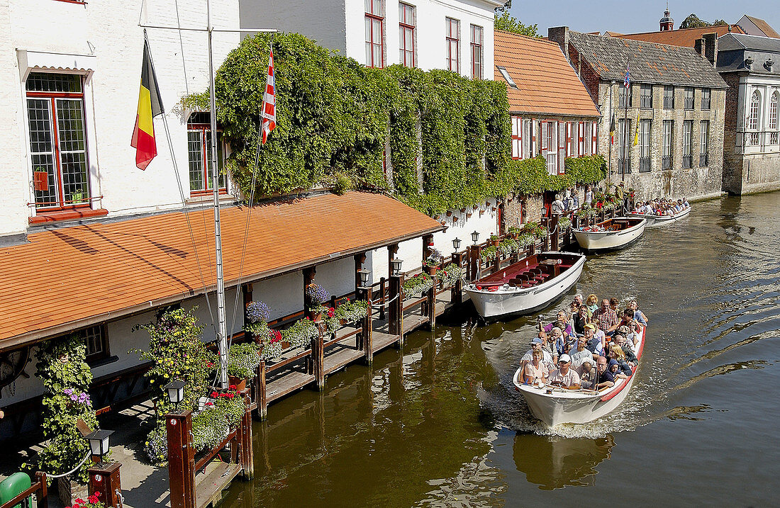 Ausflugsboot auf dem Dijver-Kanal. Brügge. Flandern, Belgien