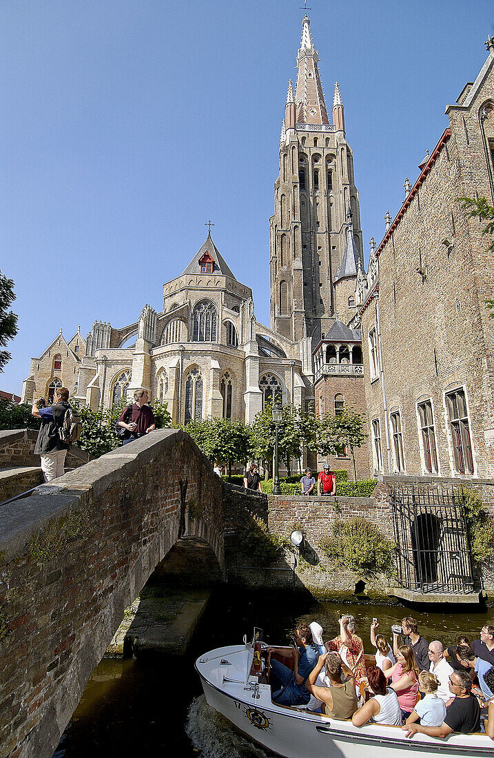 Touristenboot und Vrouwekerk (Liebfrauenkirche) im Hintergrund. Brügge. Flandern, Belgien