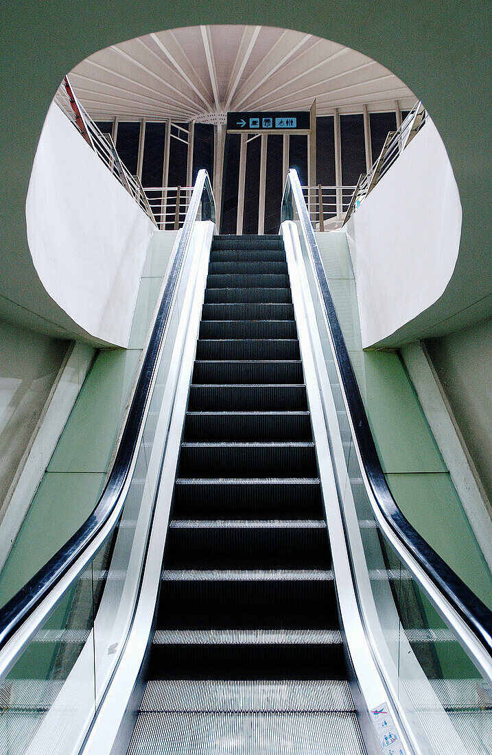 Rolltreppen. Flughafen Loiu, von Santiago Calatrava. Bilbao. Euskadi. Spanien.