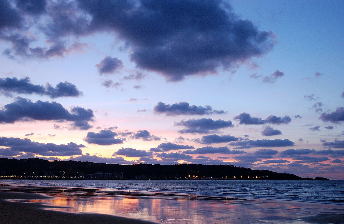 Sonnenuntergang am Strand. Hendaye. Aquitanien. Frankreich.