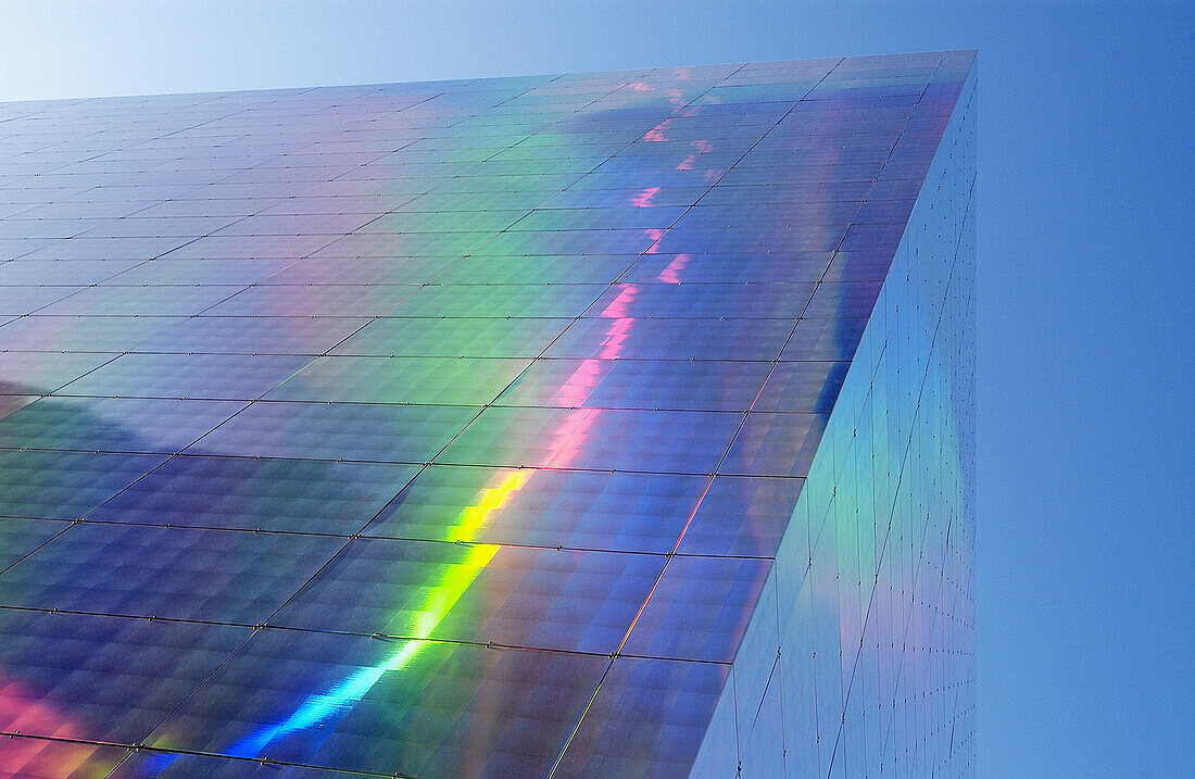 Ausstellung Quantum Field X3, von Hiro Yamagata. Mit holografischen Tafeln bedeckte Struktur. Guggenheim-Museum. Bilbao, Bizkaia. Euskadi.