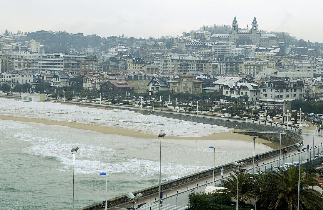 Schnee an der Küste. Strand von Ondarreta. San Sebastian, Donostia. Euskadi. Spanien.