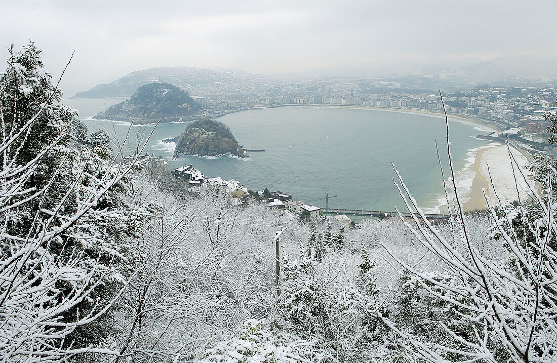 Schnee an der Küste. Bucht von La Concha. San Sebastian, Donostia. Euskadi. Spanien.