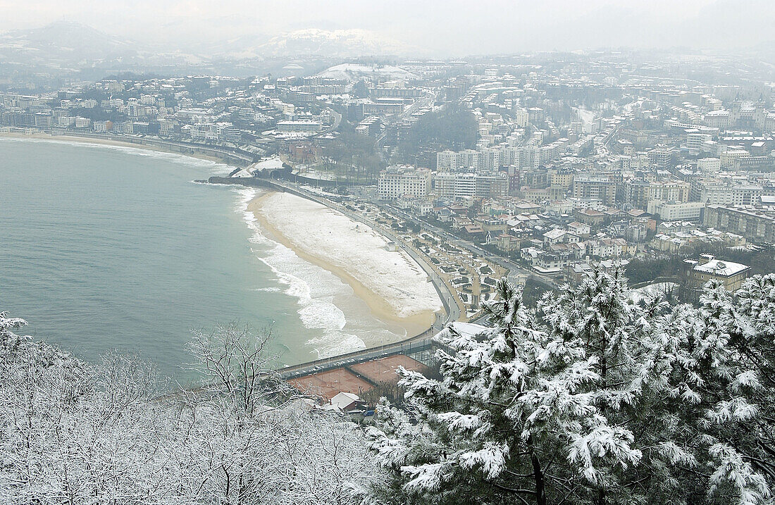 Schnee an der Küste. Bucht von La Concha. San Sebastian, Donostia. Euskadi. Spanien.