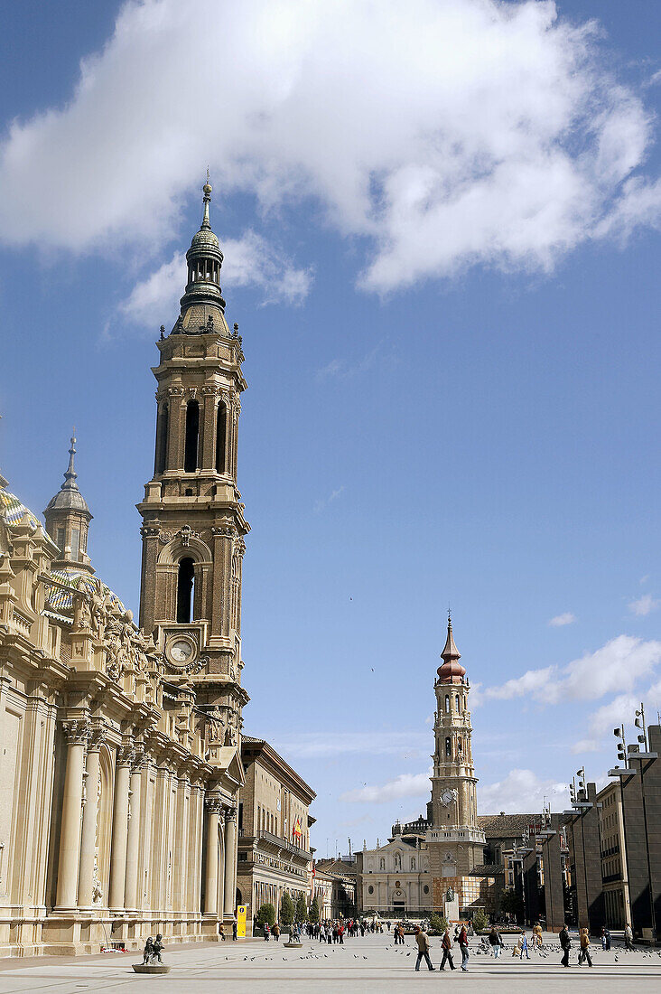 Basilika Nuestra Señora del Pilar und die Kathedrale La Seo im Hintergrund, Platz Nuestra Señora del Pilar, Zaragoza. Aragón, Spanien