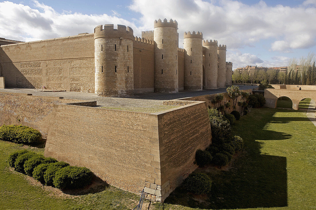 Palacio de la Aljafería, arabischer Palast aus dem 11. Jahrhundert, beherbergt die Cortes de Aragón (autonomes Parlament). Zaragoza. Aragón, Spanien