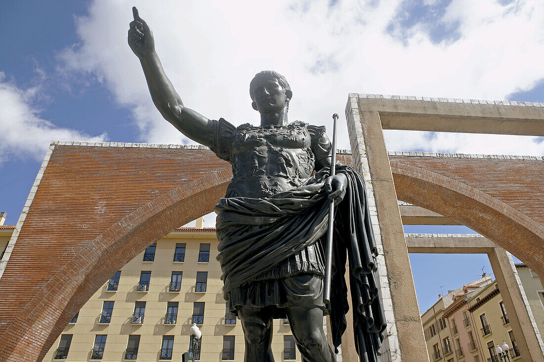 Statue von Caesar Augustus an den Überresten römischer Mauern, Zaragoza. Aragón, Spanien