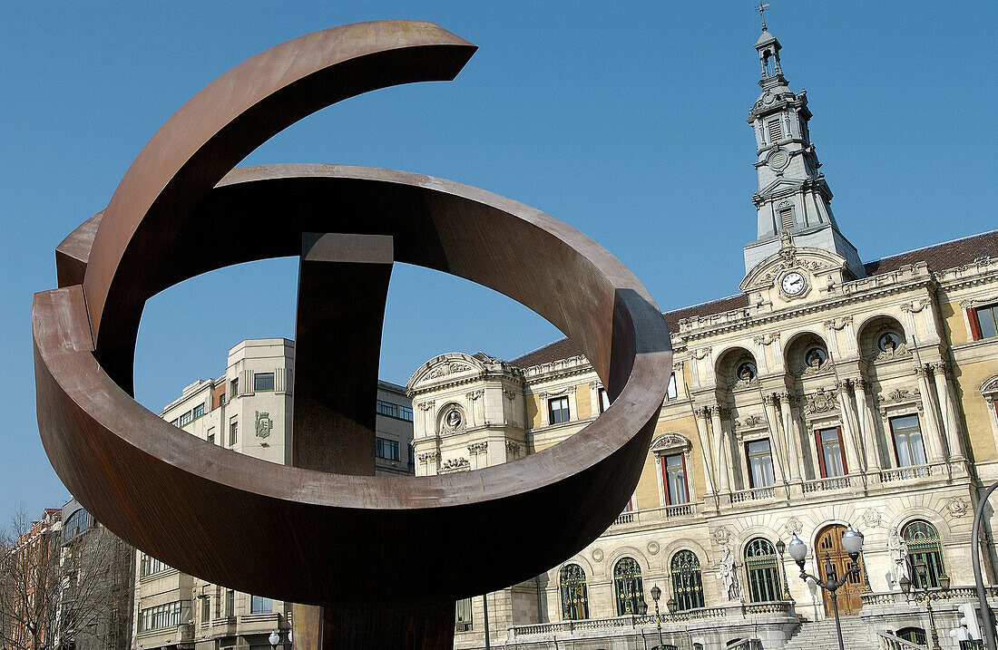 Variante ovoide de la desocupación de la esfera , Skulptur von Jorge Oteiza. Rathaus. Bilbao. Bizkaia. Euskadi. Spanien.