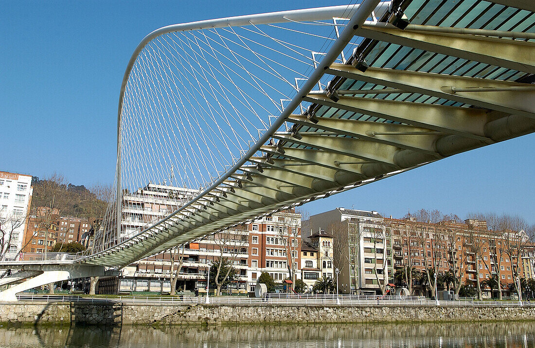 Zubizuri-Brücke, entworfen von Santiago Calatrava. Bilbao. Bizkaia. Euskadi. Spanien.