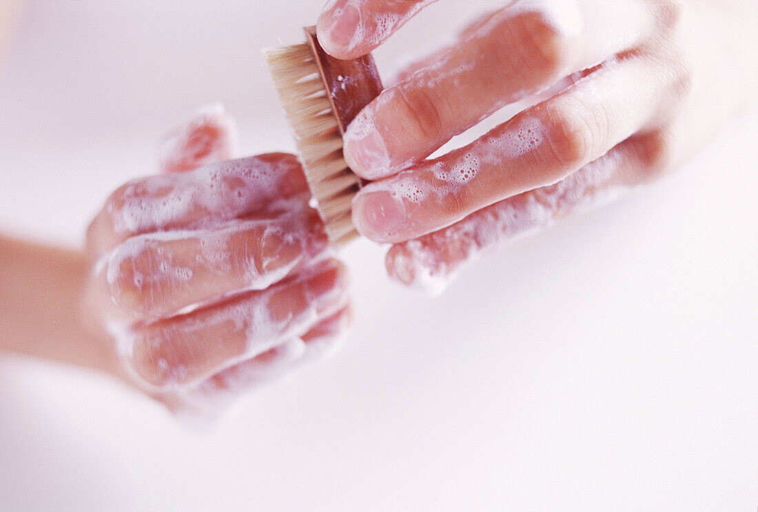 Waschen der Fingernägel