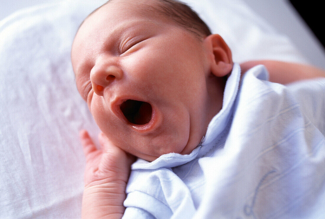  1-6 Monate, Ausruhen, Baby, Babys, Eine Person, Eins, Farbe, Gähnen, Gesicht, Gesichter, Gesichtsausdruck, Gesichtsausdrücke, Hingelegt, Horizontal, Innen, Komfort, Liegend, Mensch, Menschen, Nahaufnahme, Nahaufnahmen, Schlafen, Schlafend, Schlafende, Sc