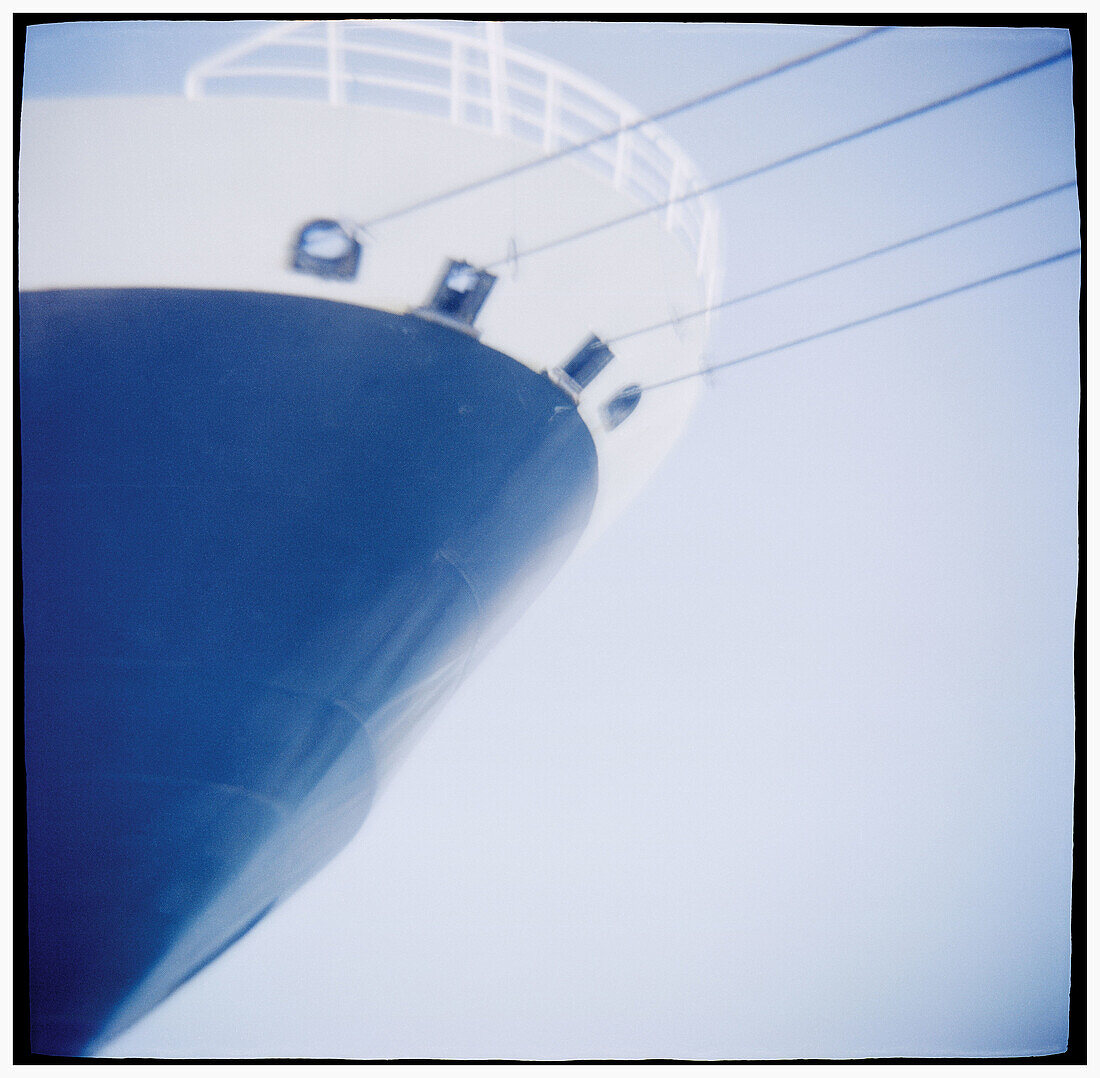  Big, Blue, Bow, Color, Colour, Concept, Concepts, Daytime, Detail, Details, Exterior, Harbor, Harbors, Harbour, Harbours, Large, Monochromatic, Monochrome, Moored, Outdoor, Outdoors, Outside, Port, Ports, Rope, Ropes, Ship, Ships, Special effects, Square