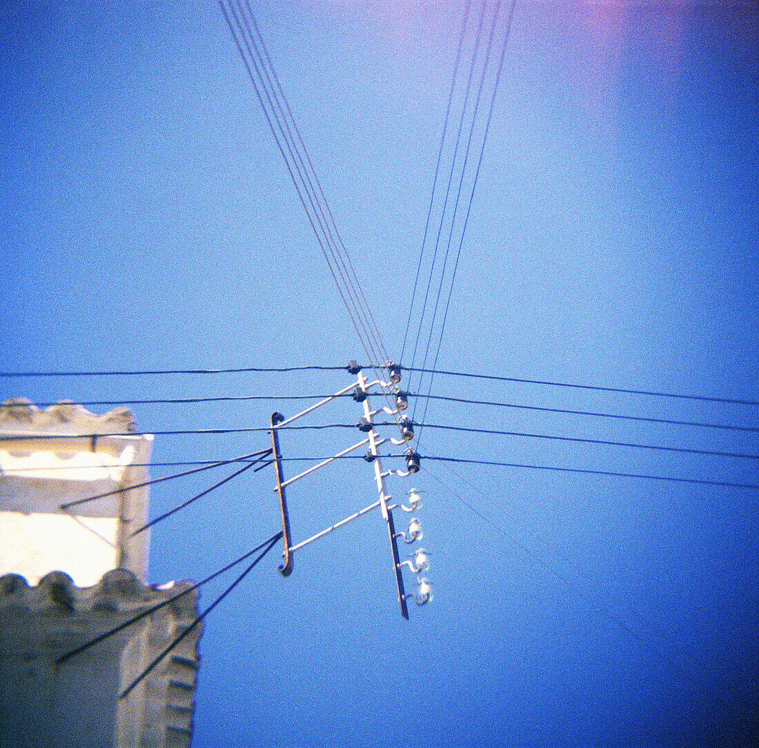  Aussen, Außen, Blau, Blauer Himmel, Detail, Details, Elektrizität, Energie, Farbe, Fernsprechleitung, Fernsprechleitungen, Froschperspektive, Himmel, Hochspannungsleitung, Hochspannungsleitungen, Industrie, Industriell, Kabel, Kommunikation, Konzept, Kon