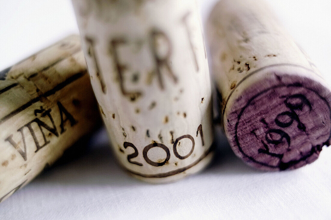  2001, Close up, Close-up, Closeup, Color, Colour, Concept, Concepts, Cork, Corks, Detail, Details, Enology, Indoor, Indoors, Inside, Interior, Object, Objects, Oenology, Selective focus, Still life, Stopper, Stoppers, Thing, Things, Three, Three items, W