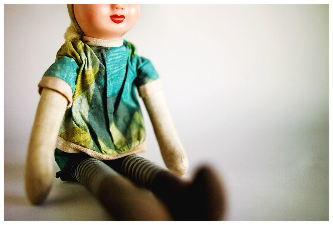 Childhood, Close up, Close-up, Closeup, Color, Colour, Concept, Concepts, Doll, Dolls, Indoor, Indoors, Infantile, Interior, Object, Objects, One, One item, Seated, Selective focus, Sit, Sitting, Thing, Things, Toy, Toys, B75-499520, agefotostock