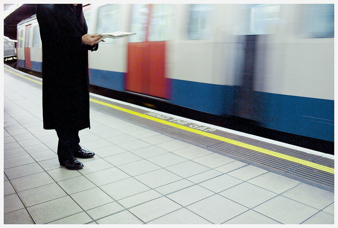  Adult, Adults, Alone, Anonymous, Cities, City, Color, Colour, Contemporary, Human, Male, Man, Men, Newspaper, Newspapers, One, One person, Paper, Papers, Passenger, Passengers, People, Person, Persons, Platform, Platforms, Public transport, Public transp