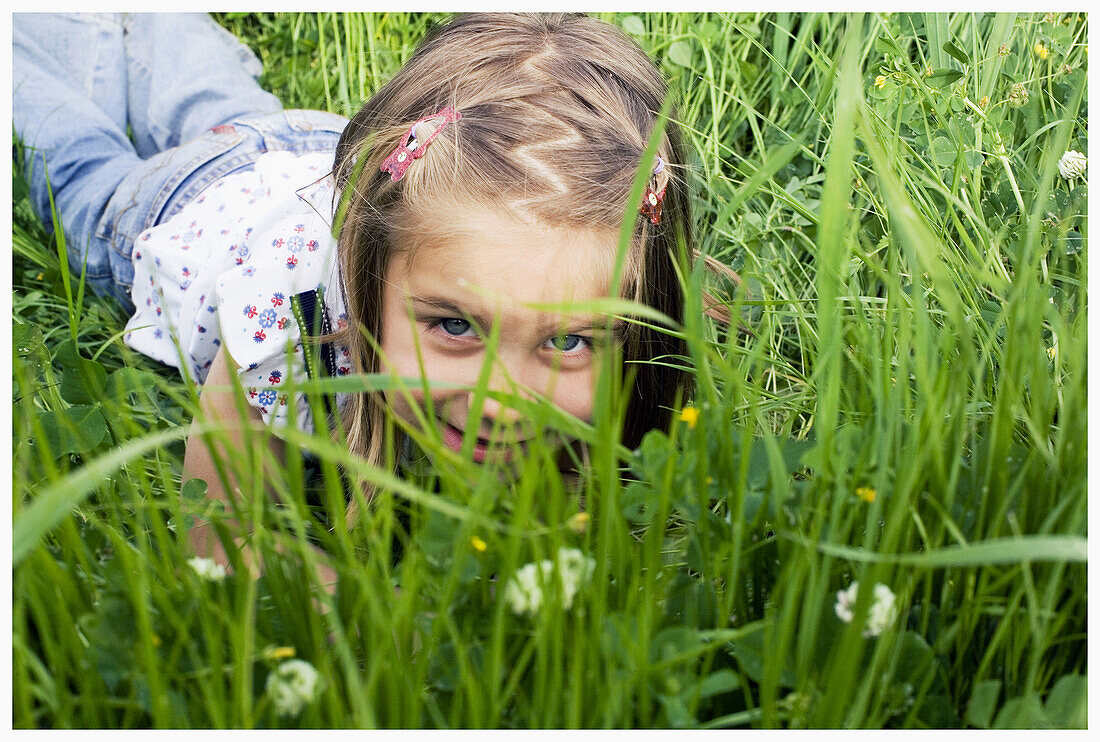  Facial expression, Facial expressions, Facing camera, Female, Girl, Girls, Grass, Grasses, Grin, Grinning, Happiness, Happy, Hide, Hiding, Human, Infantile, Innocence, Innocent, Joy, Kid, Kids, Look