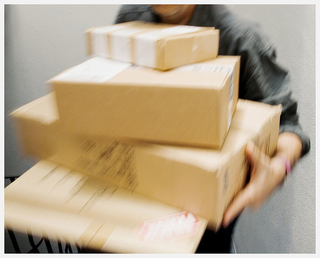  Activity, Adult, Adults, Blurred, Box, Boxes, Cardboard, Carry, Carrying, Color, Colour, Contemporary, Courier, Couriers, Employee, Employees, Human, Indoor, Indoors, Interior, Male, Man, Men, Messenger, Messengers, Move home, Moving home, One, One perso