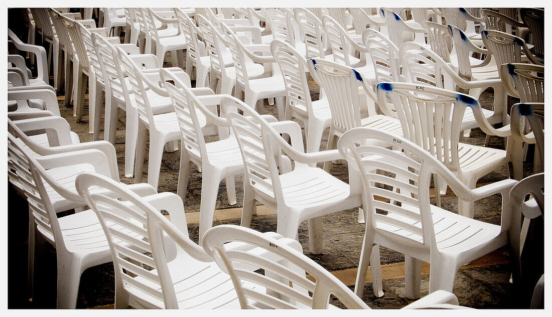  Audience, Chair, Chairs, Color, Colour, Concept, Concepts, Daytime, Empty, Exterior, Line, Lined up, Lined-up, Lines, Lining up, Lining-up, Many, Nobody, Outdoor, Outdoors, Outside, Ready, Row, Rows, Show, Shows, White, B75-550175, agefotostock 