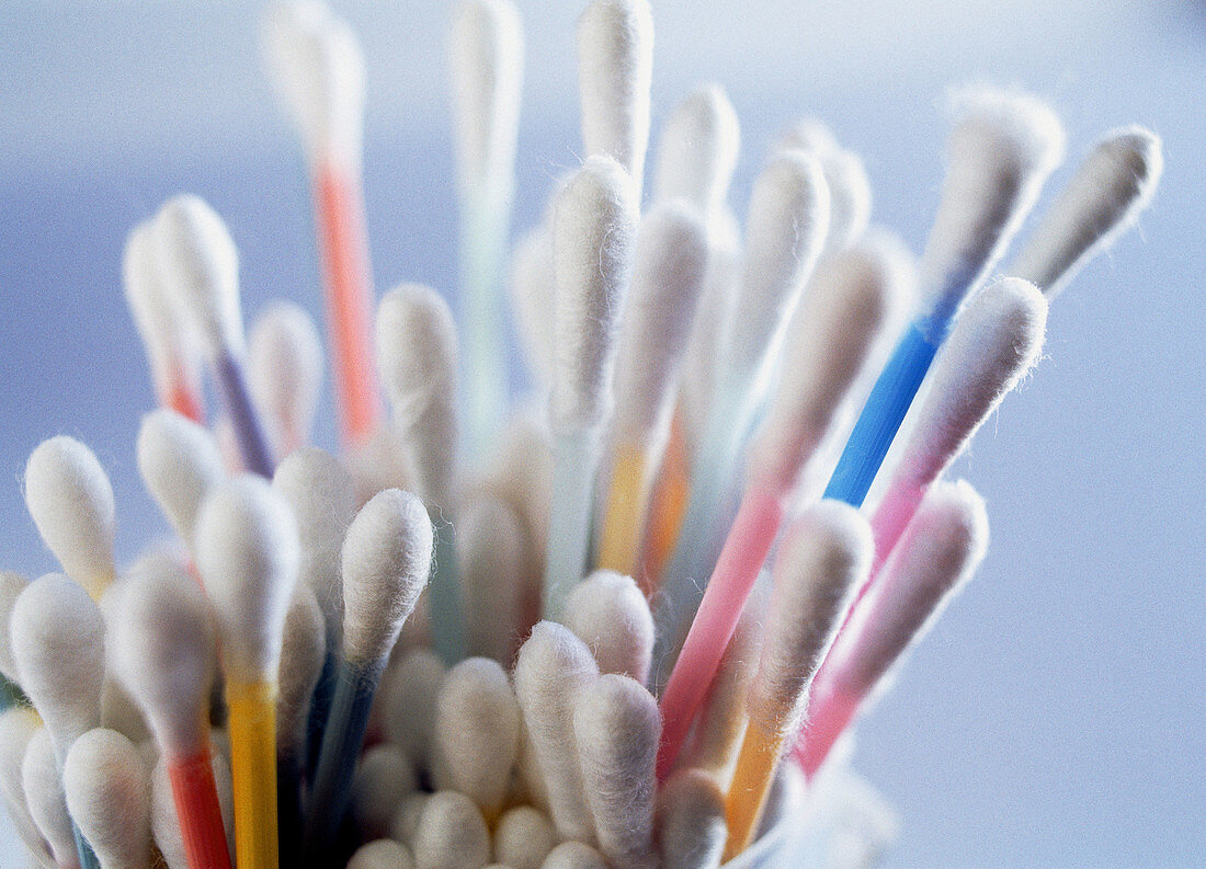  Baumwollstock, Baumwollstöcke, Detail, Details, Farbe, Gegenstand, Gegenstände, Horizontal, Hygiene, Innen, Konzept, Konzepte, Körperpflege, Nahaufnahme, Nahaufnahmen, Ohrenstäbchen, Sachaufnahme, Spitzen, Stilleben, Unordentlich, Unordnung, Viele, Watte