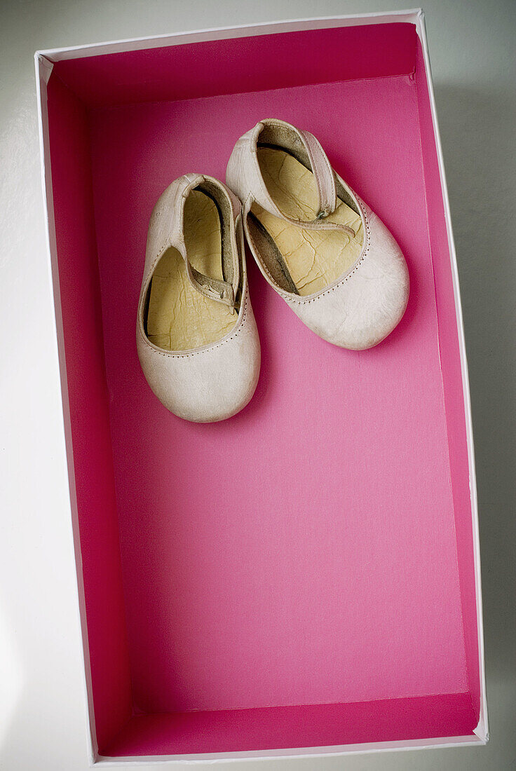  Accessories, Accessory, Aged, Box, Boxes, Childhood, Close up, Close-up, Closeup, Color, Colour, Concept, Concepts, Feminine, Footgear, Footwear, Indoor, Indoors, Infantile, Interior, Little, Object, Objects, Old, Open, Pair, Pink, Shoe, Shoes, Small, St